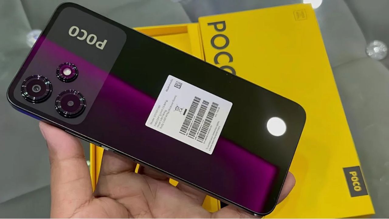 Poco ने भारतीय बाजार में अपनी नई 5G स्मार्टफोन सीरीज़, Poco M6 Pro 5G, लॉन्च की है, जो अपनी किफायती कीमत और प्रीमियम फीचर्स के चलते चर्चा का केंद्र बन चुका है। इस स्मार्टफोन को खासतौर पर उन यूज़र्स के लिए डिज़ाइन किया गया है, जो बजट में रहते हुए एक स्टाइलिश और पावरफुल स्मार्टफोन चाहते हैं। Poco M6 Pro 5G के साथ कंपनी ने बहुत सारे आकर्षक फीचर्स और बेहतरीन स्पेसिफिकेशन्स पेश किए हैं, जिससे यह स्मार्टफोन बजट रेंज में एक बेहतरीन विकल्प बनता है। डिज़ाइन और डिस्प्ले Poco M6 Pro 5G में 6.79 इंच का IPS LCD डिस्प्ले दिया गया है, जिसका रेजोल्यूशन 1080×2460 पिक्सल है। इस डिस्प्ले में आपको फुल एचडी रेजोल्यूशन और 90Hz रिफ्रेश रेट मिलेगा, जो गेमिंग और वीडियो स्ट्रीमिंग को एक स्मूद अनुभव बनाता है। डिस्प्ले पर गोरिल्ला ग्लास 3 का प्रोटेक्शन दिया गया है, जिससे स्क्रीन खरोंच और धक्कों से बची रहती है। फोन का डिजाइन आकर्षक और प्रीमियम है, जो आपको एक शानदार फील देता है। इसकी बड़ी स्क्रीन गेमिंग और मल्टीमीडिया कंटेंट देखने के लिए एक बेहतरीन विकल्प बनाती है। परफॉर्मेंस Poco M6 Pro 5G में दमदार मीडियाटेक डाइमेंसिटी 6080 प्रोसेसर दिया गया है, जो स्मार्टफोन को अच्छी परफॉर्मेंस देता है। 8GB रैम और 256GB इंटरनल स्टोरेज से लैस, यह स्मार्टफोन मल्टीटास्किंग को सरल और तेज बनाता है। इसके अलावा, स्टोरेज को माइक्रोएसडी कार्ड के जरिए 1TB तक बढ़ाया जा सकता है, जो बड़ी फाइलों को स्टोर करने के लिए एक बेहतरीन विकल्प है। Android 13 आधारित MIUI 14 की यूजर इंटरफेस के साथ यह स्मार्टफोन यूज़र्स को एक स्मूथ और उपयोगकर्ता-मित्र अनुभव प्रदान करता है। कैमरा Poco M6 Pro 5G में कैमरा डिपार्टमेंट पर काफी ध्यान दिया गया है। इसमें 50 मेगापिक्सल का प्राइमरी कैमरा और 2 मेगापिक्सल का डेप्थ सेंसर है, जो DSLR जैसी क्वालिटी की तस्वीरें खींचने में सक्षम है। यह कैमरा सेटअप कम रोशनी में भी अच्छे परिणाम देता है, क्योंकि इसमें एलईडी फ्लैश और फुल एचडी वीडियो रिकॉर्डिंग का सपोर्ट भी है। सेल्फी के लिए, इसमें 8 मेगापिक्सल का फ्रंट कैमरा दिया गया है, जो बेहतरीन और स्पष्ट सेल्फी लेने के लिए डिज़ाइन किया गया है। बैटरी और चार्जिंग Poco M6 Pro 5G में 5000mAh की बड़ी बैटरी दी गई है, जो एक दिन का बैकअप देने के लिए पर्याप्त है। साथ ही, यह 18W फास्ट चार्जिंग सपोर्ट करता है, जिससे स्मार्टफोन को कम समय में चार्ज किया जा सकता है। यह फीचर उन यूज़र्स के लिए खासतौर पर उपयोगी है, जो लगातार अपने फोन का इस्तेमाल करते हैं और जल्दी चार्जिंग की आवश्यकता होती है। बैटरी की क्षमता इस स्मार्टफोन को लंबी बैटरी लाइफ प्रदान करती है, जो आमतौर पर रोज़मर्रा के उपयोग में बेहद मददगार है। कनेक्टिविटी और अन्य फीचर्स Poco M6 Pro 5G में कनेक्टिविटी के सभी प्रमुख विकल्प दिए गए हैं, जिनमें 5G नेटवर्क सपोर्ट, Wi-Fi, Bluetooth 5.2, GPS और USB Type-C पोर्ट शामिल हैं। इसकी सुरक्षा के लिए इसमें साइड-माउंटेड फिंगरप्रिंट सेंसर और फेस अनलॉक फीचर दिया गया है, जिससे फोन को आसानी से और सुरक्षित तरीके से अनलॉक किया जा सकता है। इसके अलावा, यह स्मार्टफोन ड्यूल सिम सपोर्ट के साथ आता है, जिससे आप दो सिम कार्ड का उपयोग कर सकते हैं। कीमत और उपलब्धता Poco M6 Pro 5G के दो वेरिएंट्स हैं—8GB रैम और 64GB स्टोरेज वेरिएंट ₹10,999 में उपलब्ध है, जबकि 8GB रैम और 256GB स्टोरेज वेरिएंट ₹14,999 में उपलब्ध है। यह स्मार्टफोन फ्लिपकार्ट पर आसानी से उपलब्ध है, और इसकी कीमत को देखते हुए यह बजट सेगमेंट में एक बेहतरीन डील साबित होता है। निष्कर्ष Poco M6 Pro 5G एक शानदार बजट स्मार्टफोन है जो प्रीमियम फीचर्स और बेहतरीन परफॉर्मेंस के साथ आता है। इसका डिजाइन, कैमरा, बैटरी और कनेक्टिविटी विकल्प इसे इस सेगमेंट का एक बेहतरीन विकल्प बनाते हैं। यदि आप एक किफायती और पावरफुल 5G स्मार्टफोन की तलाश में हैं, तो Poco M6 Pro 5G निश्चित रूप से एक बेहतरीन विकल्प हो सकता है।